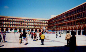 plaza2.jpg (31906 bytes)