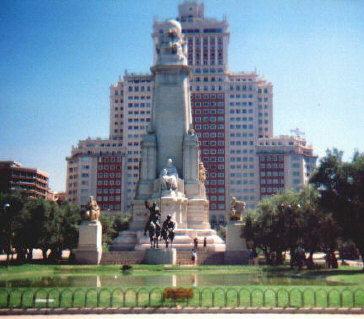 plaza.jpg (47467 bytes)